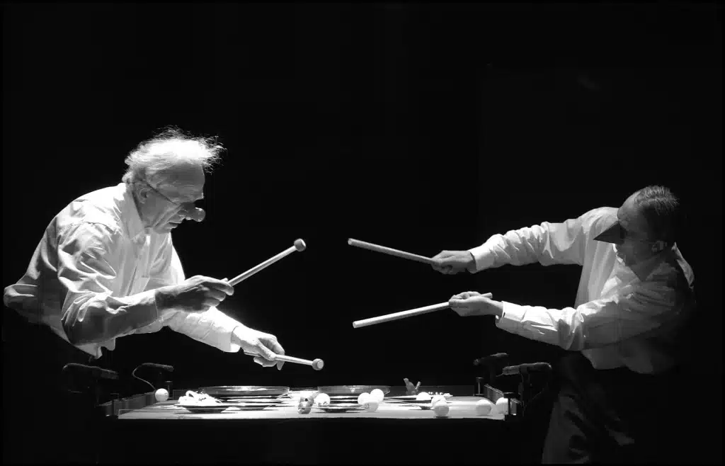 Vladimir Tarasov et Josef Nadj dans LAST LANDSCAPE, Festival d'Avignon 2005. Photo Tristan Jeanne-Vales, Agence Enguerand.
