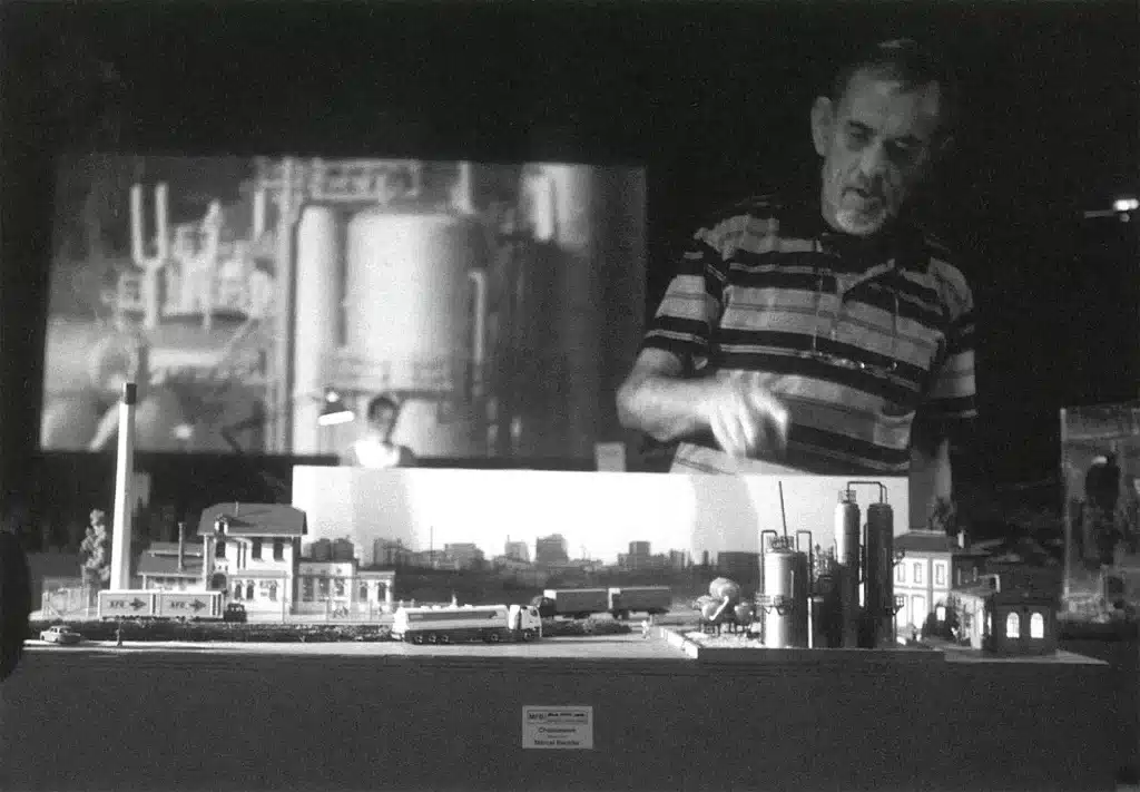 Rahel Hubacher et Hermann Löhle dans MNEMOPARK, mise en scène de Stefan Kaegi, 2005. Photo Sebastian Hoppe.