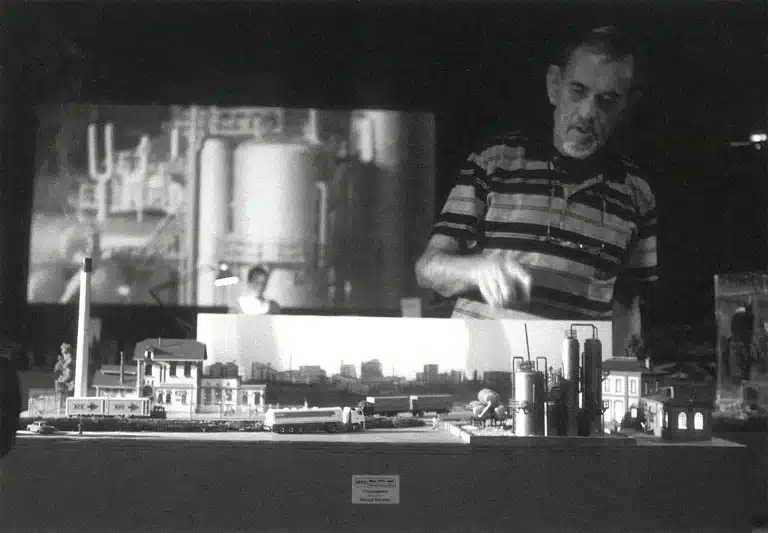 Rahel Hubacher et Hermann Löhle dans MNEMOPARK, mise en scène de Stefan Kaegi, 2005. Photo Sebastian Hoppe.