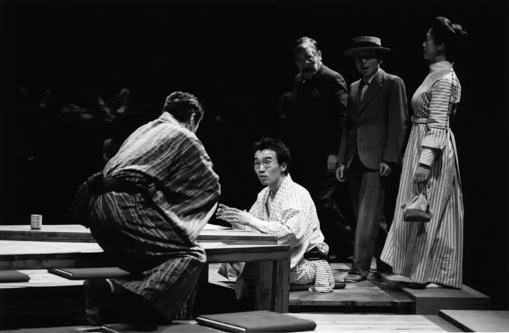GENS DE SÉOUL d’Oriza Hirata, mise en scène Frédéric Fisbach. Photo Katsu Miyauchi.