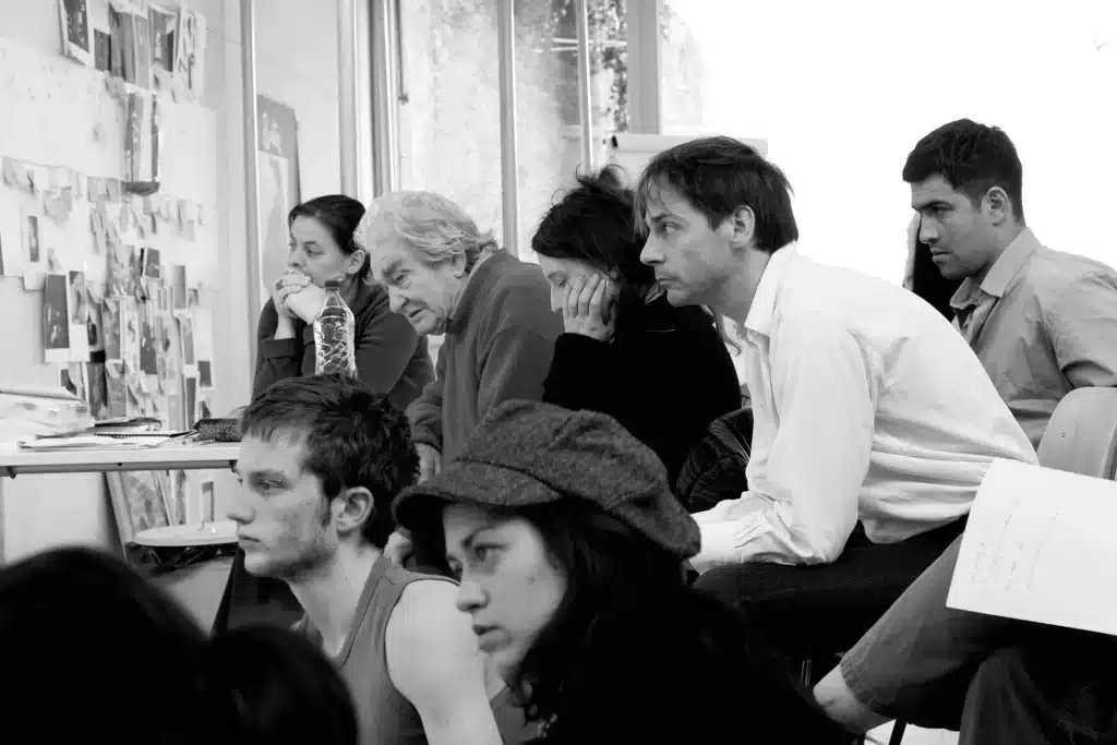 En acceptant l'invitation de la Manufacture, Benno Besson a fait une exception à sa règle et a dirigé, en mars-avril 2005, un atelier d'interprétation. On le voit ici entouré de ses assistantes Ludivine Petit et Bérangère Gros, aux côtés d'Yves Beaunesne, directeur de la Manufacture, et des étudiants de la promotion B (2004-2007). Photo Aline Paley.