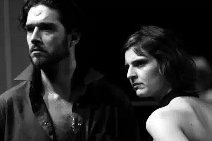 Deux personnes en noir et blanc.