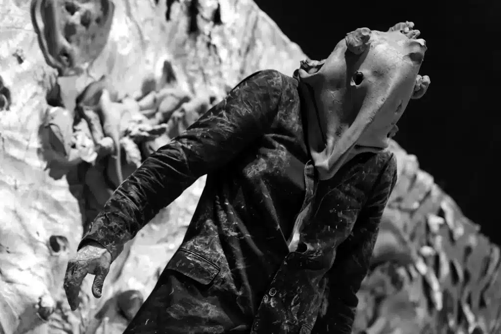 Miquel Barcelé dans PASO DOBLE de Josef Nadj, Église des Célestins, Avignon, juillet 2006. Photo Rémi Nicolas.