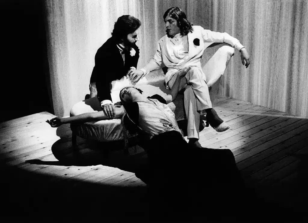 Claude Koener, Jean-Luc Debattice et Janine Godinas dans MAISON DE POUPÉE d'Ibsen, mise en scène Marc Liebens, 1975. Photo Jean-Paul Hubin. 