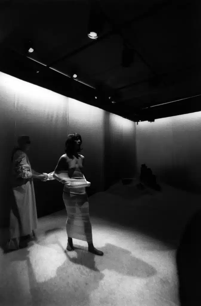 Véronique Peynet, Michèle Fabien et Guy Pion dans HAMLETMACHINE de Heiner Müller, mise en scène Marc Liebens, Bruxelles 197 Photo Jean-Paul Hubin. 