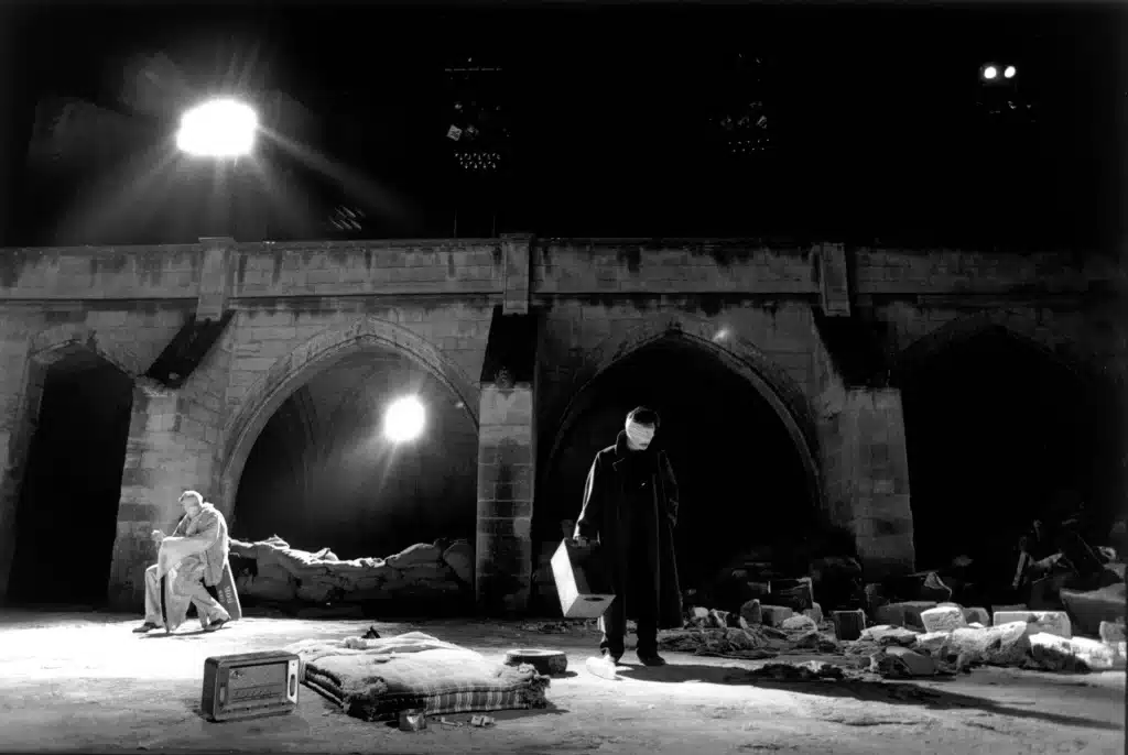 MÜLLER II : RIVAGE À L’ABANDON, mise en scène Jean-François Peyret et Jean Jourdheuil, avec Benoît Regent et Christian Collin, photo Marc Enguerand. 