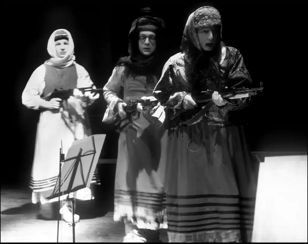 LA ROUTE DES CHARS
d’Heiner Müller, mise
en scène Jean Jourdheuil
et Jean Francois Peyret.
Avec André Wilms,
Olivier Cruveiller
et Jorge Silva Melo.
MC 93, Bobigny,
février 1988.
Photo Brigitte Enguerand. 
