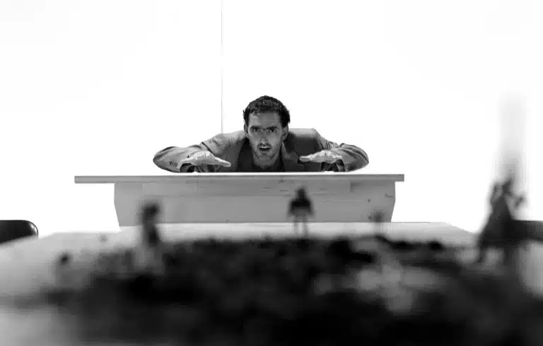 Frédéric Jacot-Guillarmot dans PLAYSTATION PENTHÉSILÉE XY, d’après Kleist, mise en scène Philippe Bischof, white box du Grütli, septembre 2006, coproduction Âss. Playstation XY et Grütli. Photo Sandra Piretti.