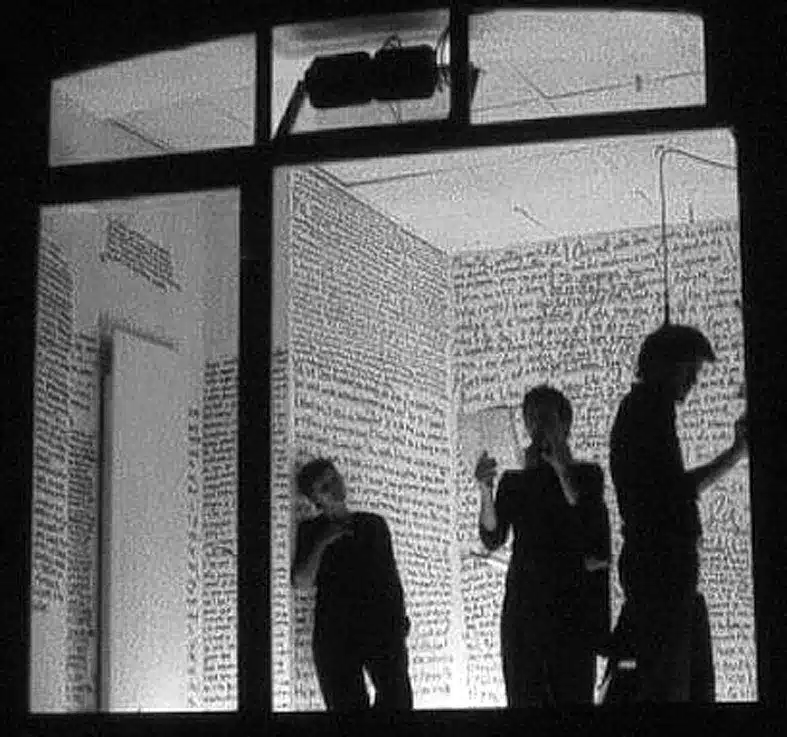 7 octobre 2004, Le Prix Nobel de littérature est attribué à Elfriede Jelinek. Ce même jour, performance dans une vitrine genevoise sur son texte LUI PAS COMME LUI. Conception Maya Büsch. Photo Hélène Gübring.