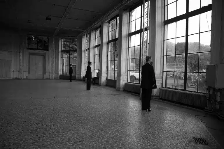 Anne Marchand, Barbara Baker et Nalini Selvadoray dans WET! (JE VOUDRAIS ÊTRE LÉGÈRE et SENS: INDIFFÉRENT. CORPS : INUTILE.) d'Elfriede Jelinek, mise en scène Maya Büsch, scénographie Thibault Vancraenenbroeck, dramaturgie Michèle Pralong, Théâtre de l’Orangerie, sturmfrei, dans le cadre de La BâtieFestival de Genève, septembre 2006. Photo Régis Gola), Fédéral Bureaux.