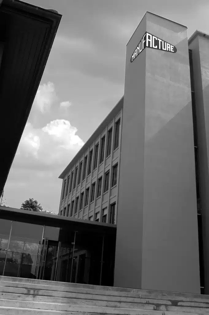 Implantée dans une ancienne usine de taille de pierres précieuses, la Haute École de théâtre de Suisse romande, appelée à dessein la Manufacture, a ouvert ses portes à Lausanne en septembre 2003. Vue de l'entrée du bâtiment. Photo Olivier Rochat. 