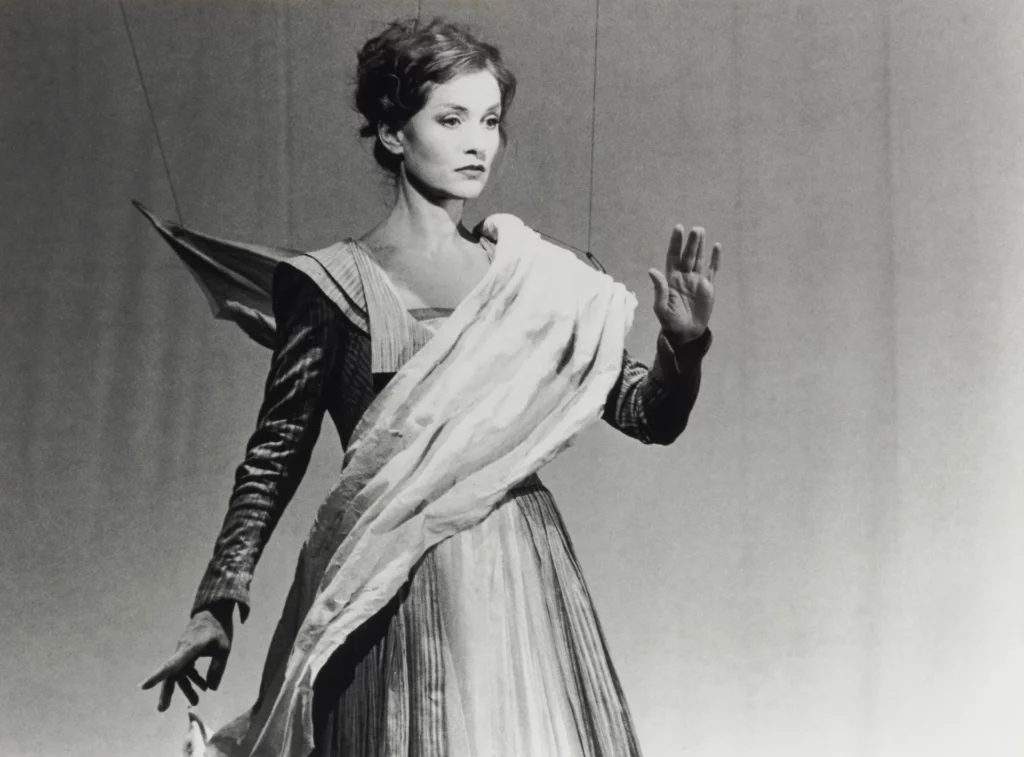 Isabelle Huppert dans ORLANDO d’après VirginiaWoolf, mise en scène RobertWilson, Odéon-Théâtre de l’Europe, 1993. Photo Abisag Tüllmann.