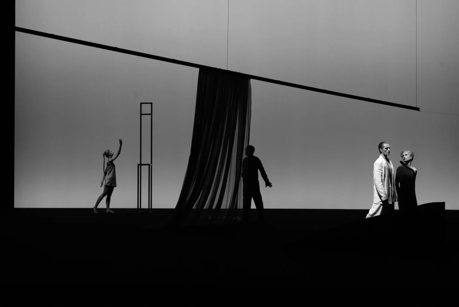 XXX et Isabelle Huppert dans QUARTETT de Heiner Müller, mise en scène RobertWilson, Odéon- Théâtre de l’Europe, 2006. Photo Pascal Victor, Odéon-Théâtre de l’Europe.