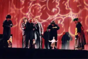Valérie Blanchon, Christophe Brault, Laurence Mayor et les Youkiza dans LES PARAVENTS de Jean Genet, mise en scène Frédéric Fisbach, 2002. Photo D.R.
