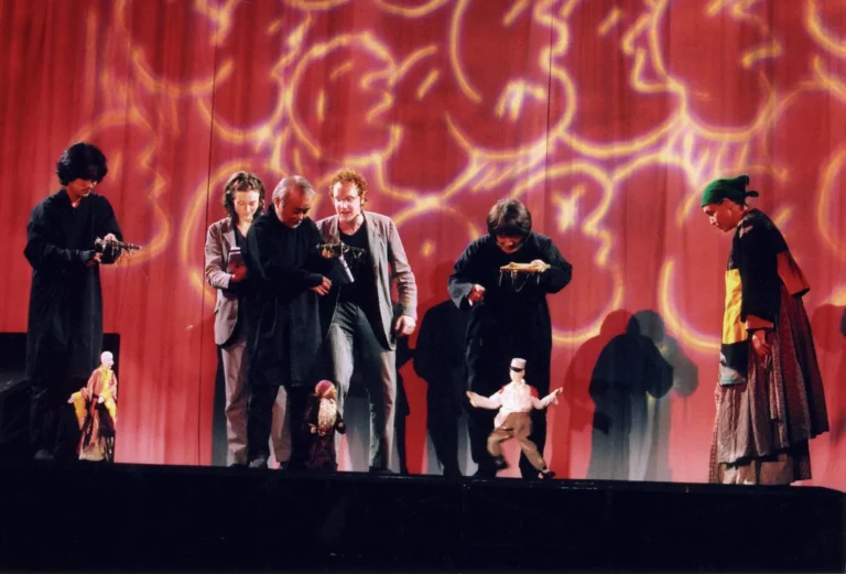 Valérie Blanchon, Christophe Brault, Laurence Mayor et les Youkiza dans LES PARAVENTS de Jean Genet, mise en scène Frédéric Fisbach, 2002. Photo D.R.