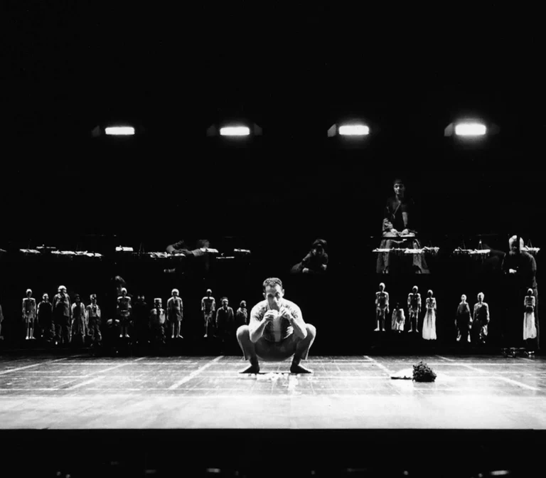 Giuseppe Molino, Christophe Brault, Laurence Mayor et les Youkiza dans LES PARAVENTS de Jean Genet, mise en scène Frédéric Fisbach, 2002. Photo D.R.