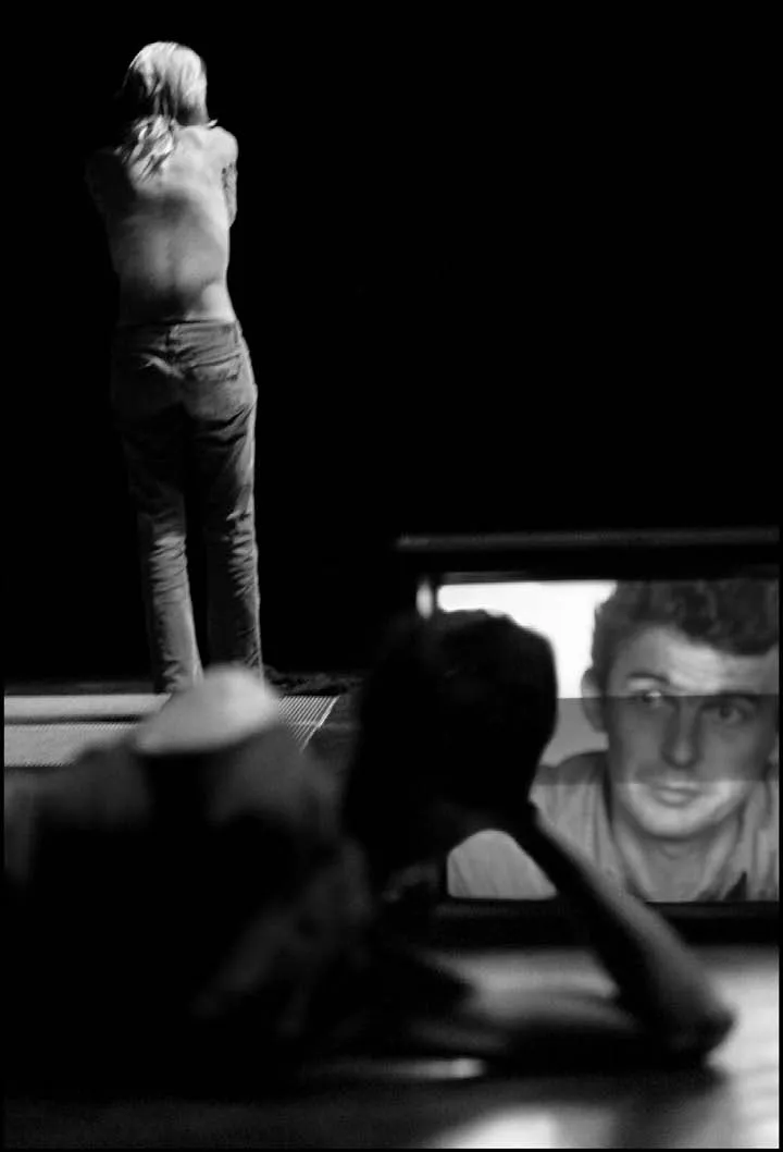 Éléonore Weber est cinéaste (TEMPS MORTS, 2005 et LES HOMMES SANS GRAVITÉ, 2007). Pour le théâtre, elle a mis en scène JE M’APPELLE VANESSA de Laurent Quinton; elle est l’auteur de DÉCADRAGES (2003), et TU SUPPOSES UN COIN D’HERBE, écrit et mis -en scène en 2005.