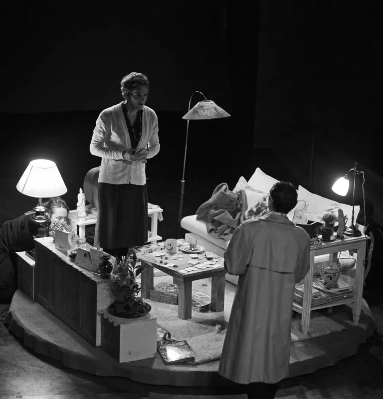Duccio Bellugi-Vannuccini et Jeremy James dans LES ÉPHÉMÈRES, création collective du Théâtre du Soleil, mise en scène Ariane Mnouchkine, Cartoucherie Théâtre du Soleil, Paris, 2006. Photo Martine Franck, Agence Magnum.
