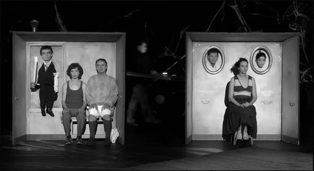 Jean Quentin Chatelain, Pascal Omhovère, Dominique Parent, Claire-Monique Scherer, Agnès Sourdillon, Léopold von Verschuer et Laurence Vielle (Ordre ?) dans LA SCÈNE de Valère Novarina, mise en scène Valère Novarina, Théâtre de la Colline, Paris, 2003. Photo Tristan Jeanne-Valès, Agence Enguerand.