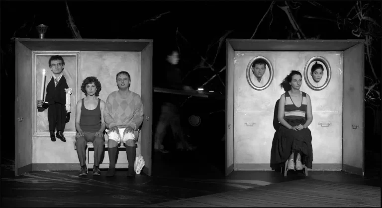Jean Quentin Chatelain, Pascal Omhovère, Dominique Parent, Claire-Monique Scherer, Agnès Sourdillon, Léopold von Verschuer et Laurence Vielle (Ordre ?) dans LA SCÈNE de Valère Novarina, mise en scène Valère Novarina, Théâtre de la Colline, Paris, 2003. Photo Tristan Jeanne-Valès, Agence Enguerand.