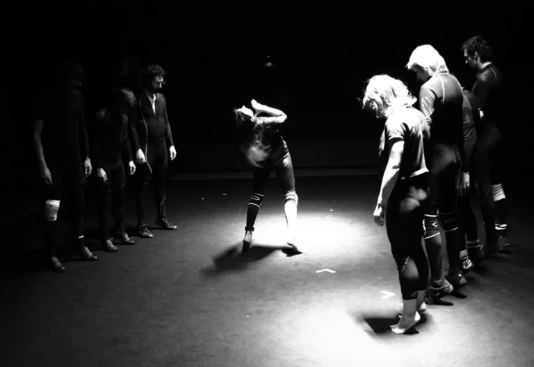 Olivier Guilbert, Vassia Zagar, Jérôme Boivin, Julie Pilod, Emelie Jonsson, Flavien Gaudon, Guillaume Rannou et Philippe Thibault dans L’HOMME DE FÉVRIER, mise en scène Gildas Milin, répétitions au Théâtre National de la Colline, Paris. Photo Katrin Ahlgren