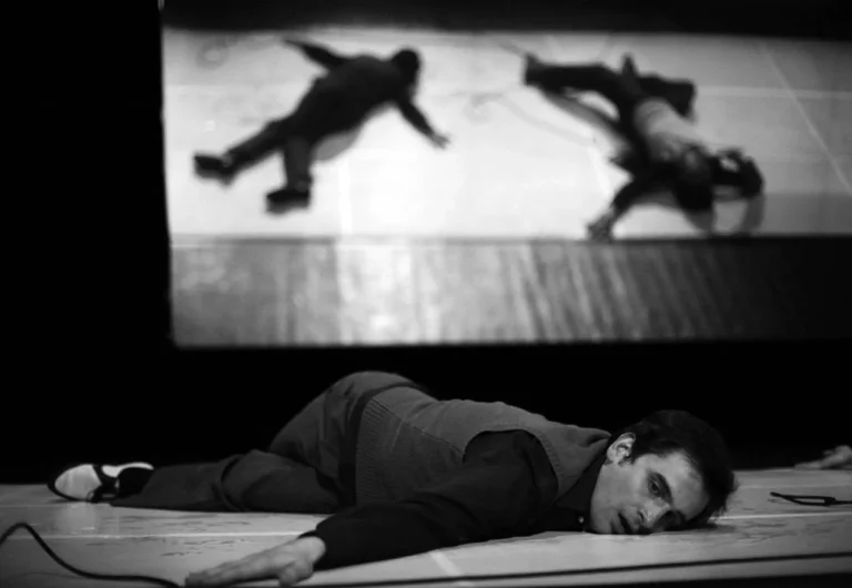 Vincent Lécuyer dans GENÈSE NO 2, mise en scène Galin Stoev, Théâtre de la Place, Liège, 2006. Photo Anoek Luyten.