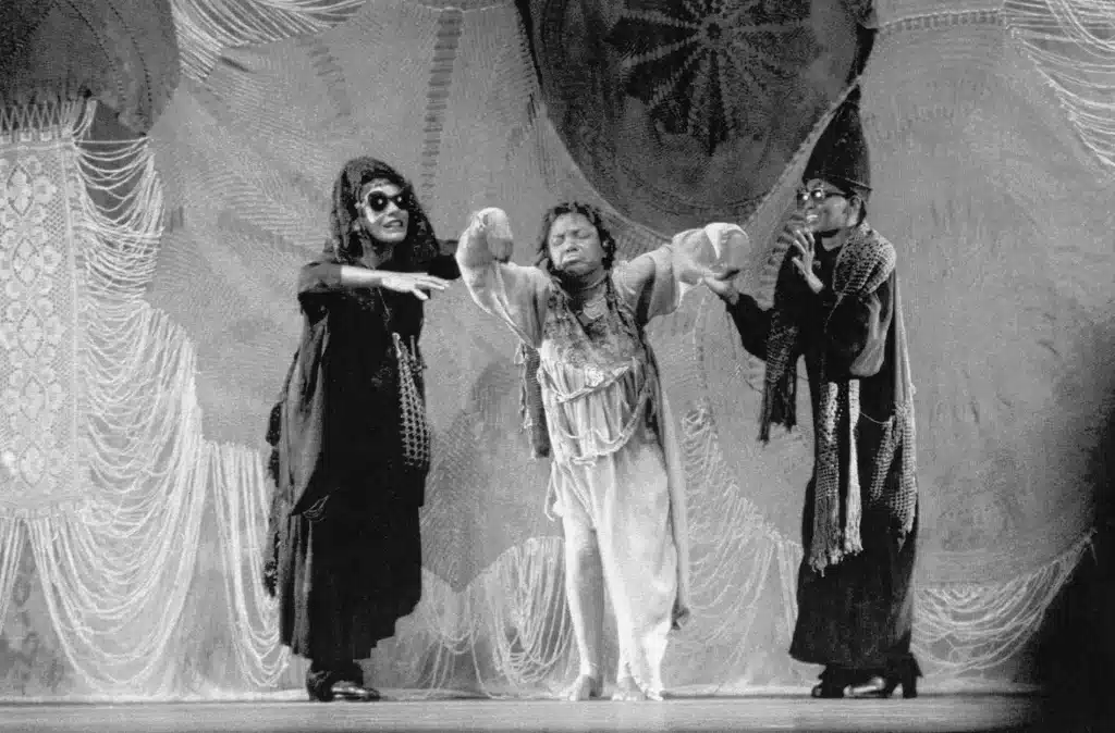 Cida Moreno, Naira Fernandes et Iléia Ferraz dans DOROTEIA, de Nelson Rodrigues (1994) par la Companhia Black e Preto. Mise en scène Ancônio Pilar. Photo Antonio Viana.
