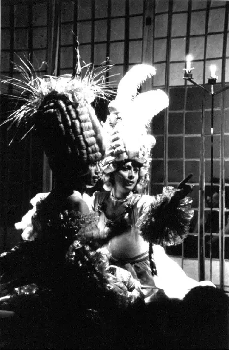 Fernando Gòmez-Rovira et Claudio Rodrìguez dans MADAME DE SADEde Mishima, mise en scène Andrés Pérez, Chili, 1998. Photo Julio Astutdillo.