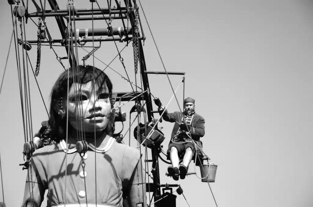 LA PEQUEÑA GIGANTE de Royal de Luxe, dans les rues de Santiago en janvier 2007. Photo Jordi Bover