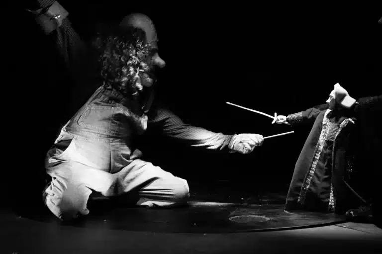 Teresita Iacobelli et Jaime Lorca dans GULLIVER EL HOMBRE MONTAÑA, librement adapté du roman LES VOYAGES DE GULLIVER de Jonathan Swift. Adaptation et mise en scène Jaime Lorca. Texte Pablo Jerez. Photo Claudio Pérez.