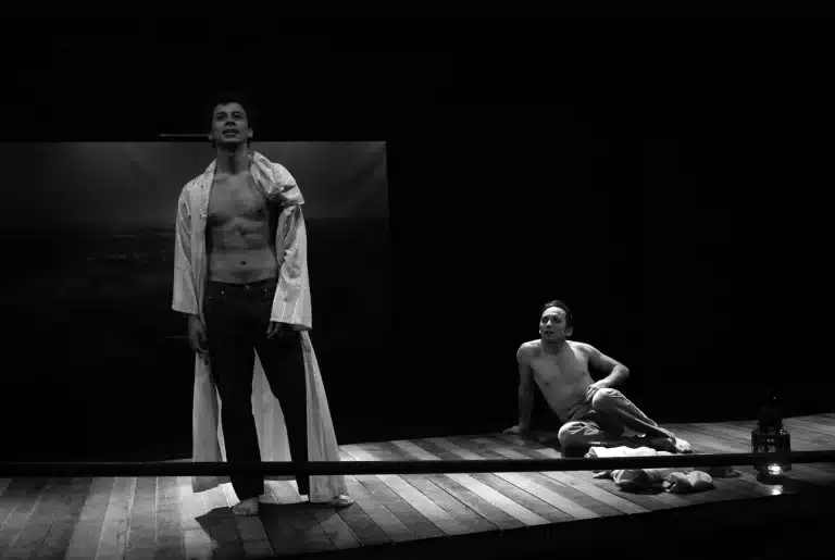 Juan Pablo Ogalde et Sebastiàn Layseka dans FIN DE L'ÉCLIPSE de et mis en scène par Ramon Griffera, 2007.
