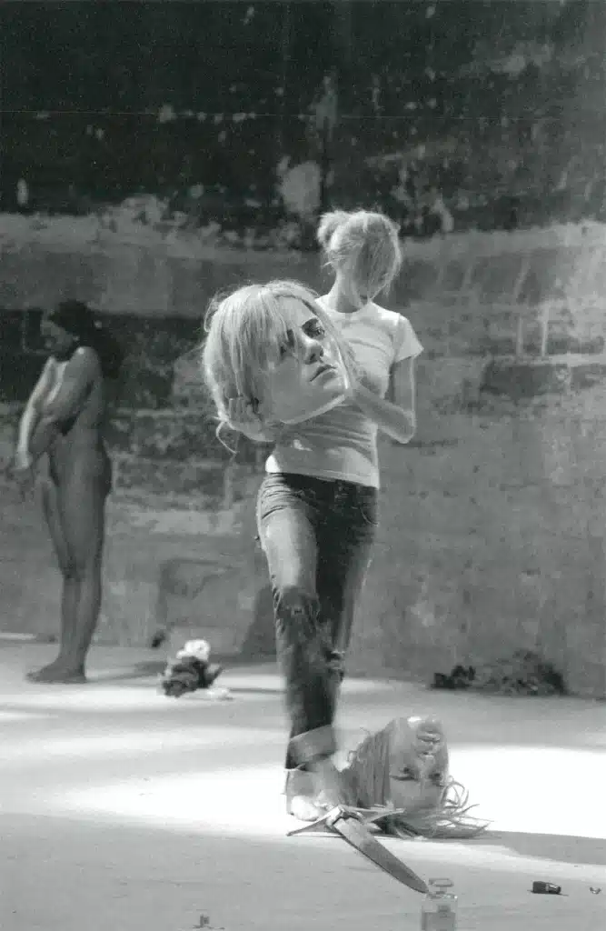 Sonia Beltran Napoles et Sonia Costa dans HEY GIRL, auteur et mise en scène Romeo Castellucci, Compagnie Societas Raffaello Sanzio, Festival d'Avignon 2007. Photo Pascal Gely, Agence Bernand.