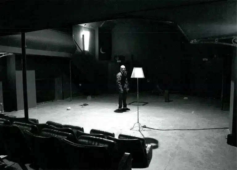 Gaël Baron en répétition au théâtre de l'Élysée à Lyon pour ADIEU, INSTITUT BENJAMENTA de Robert Walser. Photo Didier Grappe.