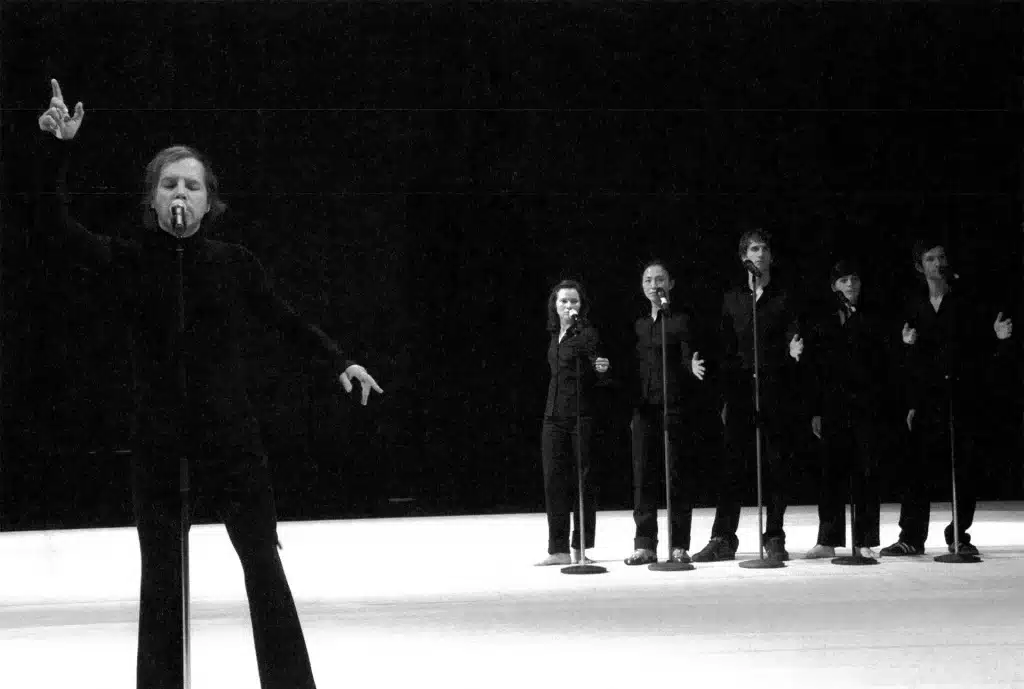 Philippe Katerine et les danseurs-chanteurs, Maud Le Pladec, I-Fang Lin, Julien Gallée-Ferré, Natacha Kouznetsova et Éric Martin dans VALLÉE de Mathile Monnier et Philippe Katerine. Photo Marc Coudras/ Festival d'Avignon.