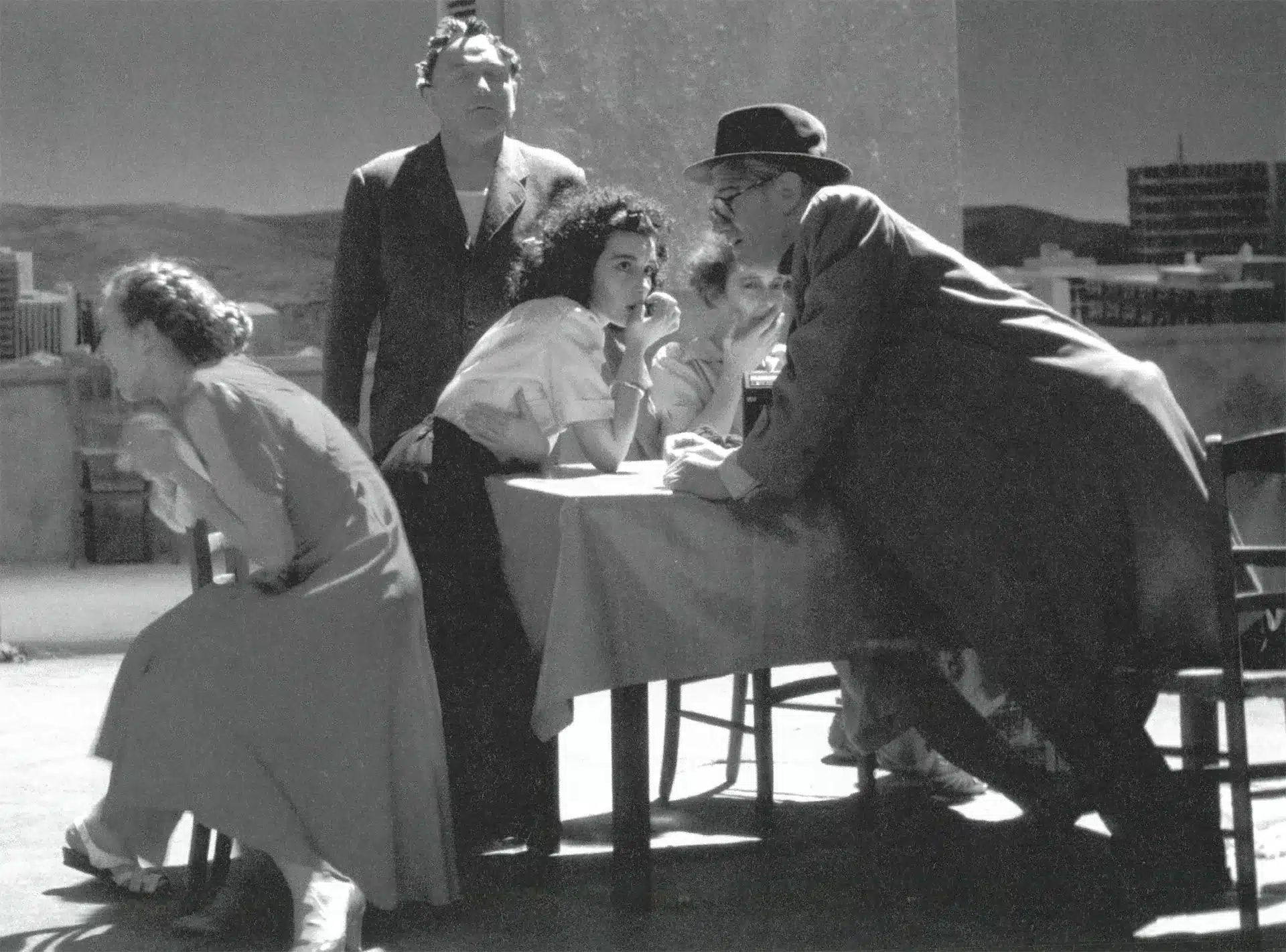 Valérie Dréville et Évelyne Istria (le chœur), Alain Ollivier et Jean-Claude Jay dans ÉLECTRE, de Sophocle, mise en scène Antoine Vitez, Théâtre National de Chaillot. Photo Marc Enguerand
