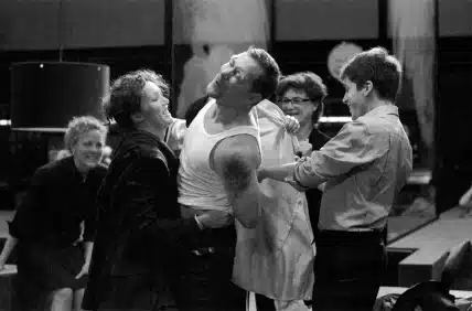 Janni Goslinga, Chris Nietvelt, Hans Kesting, Frieda Pittoors et Eelco Smits dans TRAGÉDIES ROMAINES de Shakespeare, mise en scène lvo Van Hove. Photo Jan Versweyveld