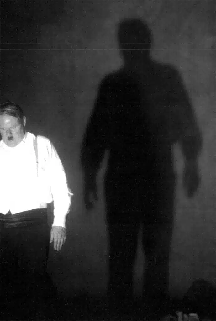 Jos Verbist dans WOLFSKERS de Jeroen Olyslaegers, mise en scène Guy Cassiers, Toneelhuis, Anvers, 2007. Photo Koen Broos