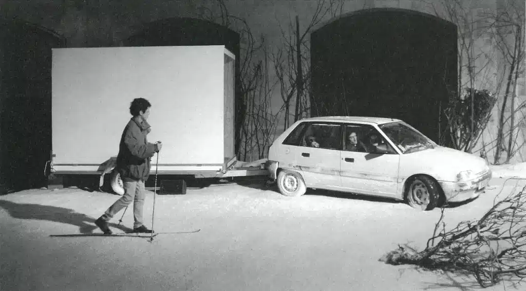 Isabelle Angotti, Sébastien Jacobs et Gaëtan Vourc'h dans LA MÉLANCOLIE DES DRAGONS de Philippe Quesne, Vivarium Studio, 2008. Photo Martin Argyroglo.