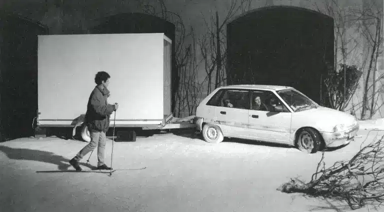 Isabelle Angotti, Sébastien Jacobs et Gaëtan Vourc'h dans LA MÉLANCOLIE DES DRAGONS de Philippe Quesne, Vivarium Studio, 2008. Photo Martin Argyroglo.