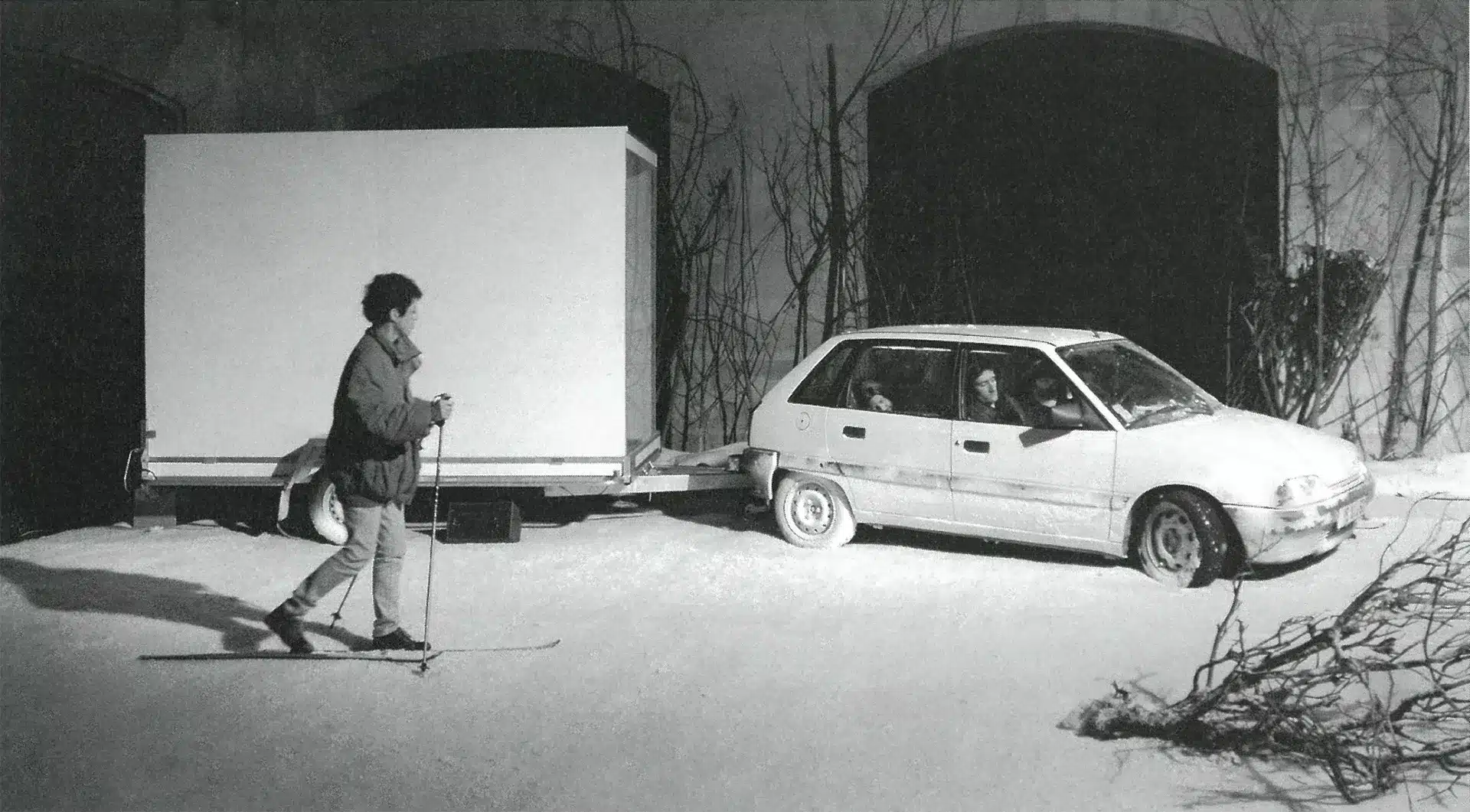 Isabelle Angotti, Sébastien Jacobs et Gaëtan Vourc'h dans LA MÉLANCOLIE DES DRAGONS de Philippe Quesne, Vivarium Studio, 2008. Photo Martin Argyroglo.
