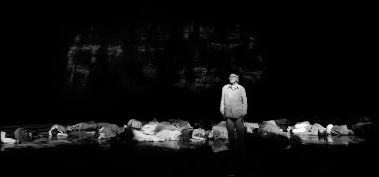 INFERNO, auteur et mise en scène Romeo Castellucci, compagnie Societas Raffaello Sanzio, cour d'honneur du Palais des Papes, Festival d'Avignon 2008. Photo Pascal Gély, Agence Bernand.