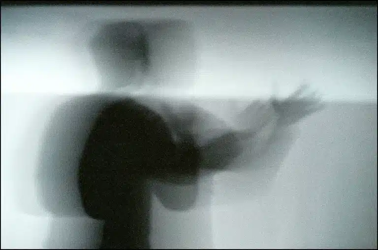 Yann Boudaud dans MELANCHOlIA - THÉÂTRE de Jon Fosse, mise en scène Claude Régy, Théâtre de la Colline, Paris, 2001. Photos Brigitte Enguerand