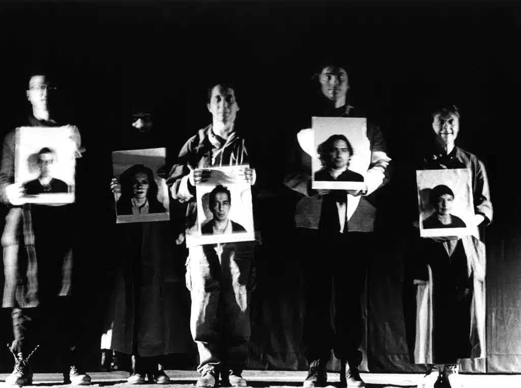 Martine Bertrand, Véro Dahuron, Stéphane Delbassé, Pierre Puy, Jean-Benoît Terrai dans LEÇONS DE TÉNÈBRES de Patrick Kermann par le Panta Théâtre, mise en scène Guy Delamotte, Caen, 2000. Photo Tristan Jeanne-Valès.