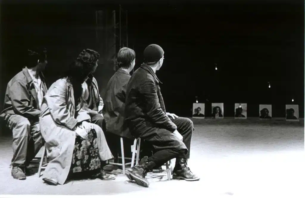 Martine Bertrand, Véro Dahuron, Stéphane Delbassé, Pierre Puy, Jean-Benoît Terrai dans LEÇONS DE TÉNÈBRES de Patrick Kermann par le Panta Théâtre, mise en scène Guy Delamotte, Caen, 2000. Photo Tristan Jeanne-Valès.