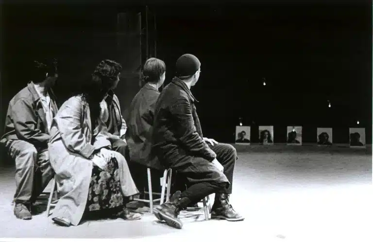 Martine Bertrand, Véro Dahuron, Stéphane Delbassé, Pierre Puy, Jean-Benoît Terrai dans LEÇONS DE TÉNÈBRES de Patrick Kermann par le Panta Théâtre, mise en scène Guy Delamotte, Caen, 2000. Photo Tristan Jeanne-Valès.