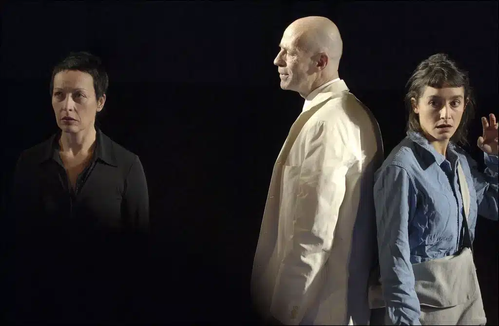 Claire Ingrid Cottanceau, Frédéric Leidgens et Julie Moreau dans INCENDIES de Wajdi Mouawad, mise en scène Stanislas Nordey, Théâtre National de Bretagne, Festival Mettre en scène, Rennes, 2007. Photo Brigitte Enguerand.