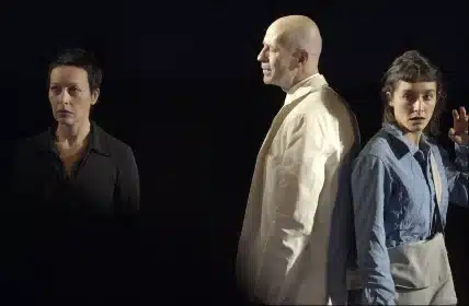 Claire Ingrid Cottanceau, Frédéric Leidgens et Julie Moreau dans INCENDIES de Wajdi Mouawad, mise en scène Stanislas Nordey, Théâtre National de Bretagne, Festival Mettre en scène, Rennes, 2007. Photo Brigitte Enguerand.