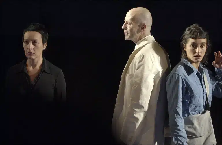 Claire Ingrid Cottanceau, Frédéric Leidgens et Julie Moreau dans INCENDIES de Wajdi Mouawad, mise en scène Stanislas Nordey, Théâtre National de Bretagne, Festival Mettre en scène, Rennes, 2007. Photo Brigitte Enguerand.