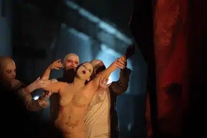 FAUST de Goethe, mise en scène Silvin Purcarete, Théâtre national de Sibiu, Roumanie, 2007. Photo Mihaela Marin.