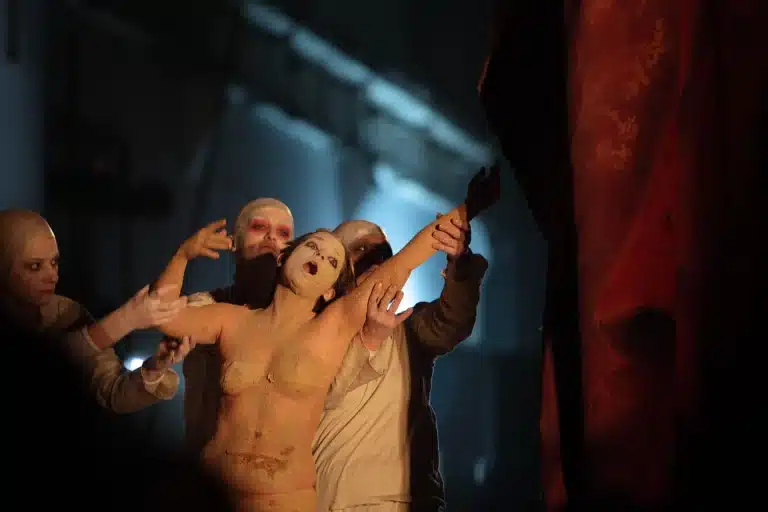 FAUST de Goethe, mise en scène Silvin Purcarete, Théâtre national de Sibiu, Roumanie, 2007. Photo Mihaela Marin.